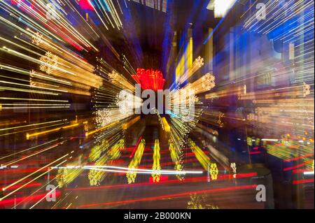Una foto notturna (effetto zoom) delle decorazioni natalizie di Snowflake Lane a Bellevue Square nel centro di Bellevue, Washington state, Stati Uniti. Foto Stock