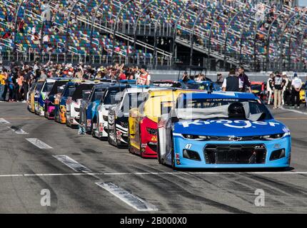 Daytona, Stati Uniti. 17th Feb, 2020. Il campo è allineato prima del riavvio della 62nd Daytona 500, il Lunedi, 17 febbraio 2020 a Daytona, Florida. Foto di Edwin Locke/UPI Credit: UPI/Alamy Live News Foto Stock