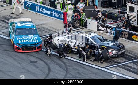 Daytona, Stati Uniti. 17th Feb, 2020. L'equipaggio di Aric Almirola lavora nei quartieri stretti durante la 62nd Daytona 500, lunedì 17 febbraio 2020 a Daytona, Florida. Foto di Edwin Locke/UPI Credit: UPI/Alamy Live News Foto Stock