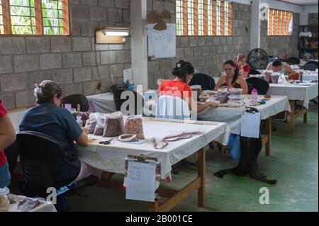 I lavoratori che producono souvenir in legno presso la fabbrica di souvenir in legno Sr y Sra Ese a San Jose, la capitale della Costa Rica. Foto Stock