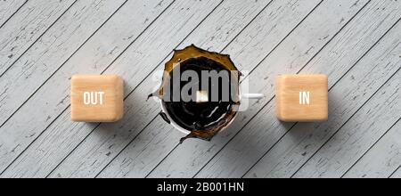 Tazza di caffè e cubetti con le parole FUORI e DENTRO su sfondo di legno - illustrazione 3D rappresentata Foto Stock