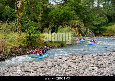 I turisti rafting su rapide al Pozo Azul vicino a Virgen de Sarapiqui in Costa Rica. Foto Stock