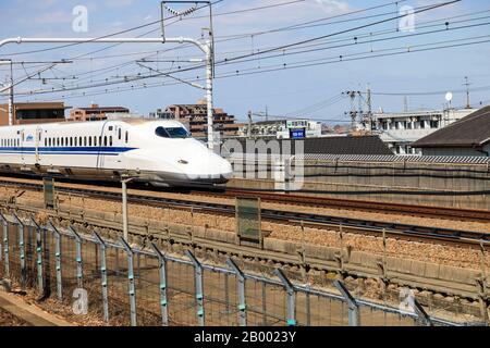 Nagoya, GIAPPONE - 11 marzo 2017 : un treno superveloce Shinkansen in Giappone., Motion Blur di un moderno treno ad alta velocità Shinkansen a Nagoya, Giappone. Foto Stock