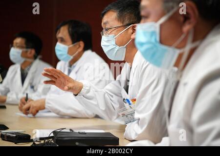 (200218) -- YINCHUAN, 18 febbraio 2020 (Xinhua) -- specialisti con Ospedale Generale di Ningxia Medical University conducono diagnosi remote al romanzo coronavirus (COVID-19) casi di infezione presso l'ospedale affiliato Xiangyang Polytechnic Hospital nella Cina centrale Hubei Pronvik presso il centro di consultazione medica a distanza del General Hospital of Ningxia Medical University di Yinchuan, Regione Autonoma Ningxia Hui Della Cina Nordoccidentale, 17 Febbraio 2020. Il General Hospital della Ningxia Medical University ha lanciato la teleconsultazione lunedì per i pazienti infetti dal romanzo coronavirus al Xiangyang Polytech Foto Stock