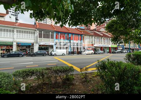 Singapore. Gennaio 2020. Case tipiche in una strada trafficata del quartiere di Kallang Foto Stock