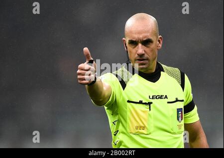 Milano, Italia - 17 febbraio, 2020: L'arbitro Michael Fabbri gestures durante la Serie A partita di calcio tra AC Milan e Torino FC. Credito: Nicolò Campo/Alamy Live News Foto Stock