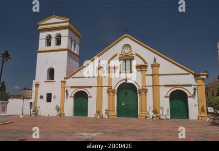 Iglesia de Santo Domingo in Santa Cruz de Mompox coloniale, Bolivar, Colombia Foto Stock