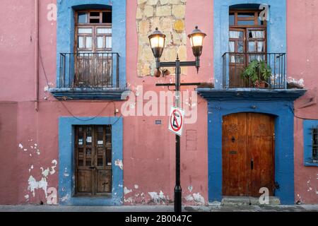 Case e edifici tradizionali colorati di Oaxaca in Messico Foto Stock