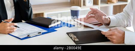 Colloquio di lavoro, datore di lavoro aziendale o reclutatore intorno alla tabella durante il colloquio di colloquio di processo di assunzione Foto Stock