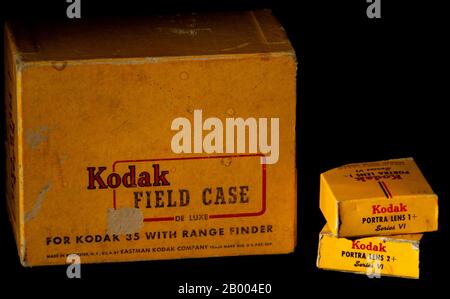 Custodia Da Campo vintage Kodak e Cassette per lenti Portra in condizione d'uso. Editoriale illustrativo delle vecchie scatole Kodak 20th secolo, con illuminazione a tasti bassi. Foto Stock