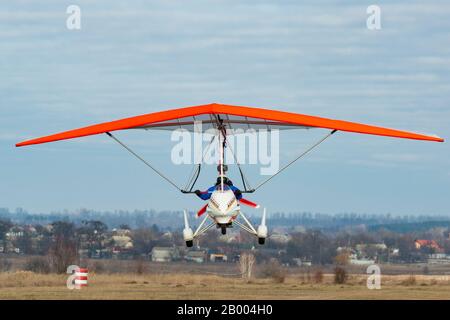 2020-02-09 Byshiv, Ucraina. Volo in deltaplano motorizzato. Volo Trike Foto Stock