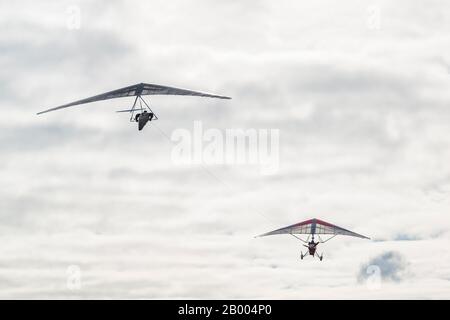 Il deltaplano motorizzato può appendere un'altra ala. Deltaplano aerotowing Foto Stock