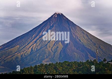 Vulcano Mayon O Mt. Mayon è uno stratovulcano sacro e attivo. Rinomata per il suo cono perfetto, è una popolare destinazione turistica. Foto Stock