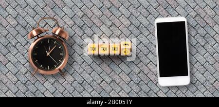 Smartphone e cubi con simbolo auto e SMS TAXI su sfondo di pietra Foto Stock