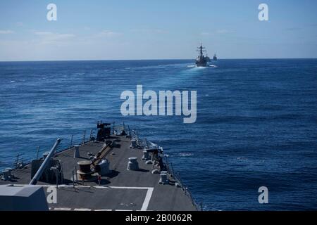 200206-N-FP334-1192 OCEANO PACIFICO (FEB 06, 2019) il cacciatorpediniere guidato della classe Arleigh Burke USS Ralph Johnson (DDG 114) (primo piano) ruba dietro la cacciatorpediniere missilistica guidata della classe Arleigh Burke USS John Paul Jones (DDG 53), la nave da combattimento di classe Independence USS Omaha (LCS 12) e la nave da combattimento con missili guidati della classe Ticonderoga USS Princeton (CG 59) durante un esercizio di fuoco vivo. Ralph Johnson, John Paul Jones, Omaha e Princeton sono attualmente in corso di attività di routine. (STATI UNITI Navy Photo by Mass Communication Specialist 3rd Class Anthony Collier/Rilasciato) Foto Stock