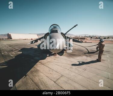 Specialisti del combustibile sfuso marino degli Stati Uniti con Marine Wing Support Squadron (MWSS-371), preparare un Harrier AV-8B, Marine Attack Squadron 214 (VMA-214), Marine Aircraft Group (MAG) 13, 3rd Marine Aircraft Wing, per il rifornimento durante L'Esercizio di addestramento integrato (ITX) presso il Marine Corps Air Ground Combat Center (MCAGCC), Twentynine, Palms Calif., 2020, 12 febbraio. ITX e l'Esercizio della forza consultiva sono eventi di livello secondario dell'Esercizio di formazione sul livello di servizio (LTE) e preparano i membri del servizio nazionale USA e partner per l'evento culminante dell'Esercizio di combattimento della forza di combattimento dell'aria marina. (STATI UNITI Marino Foto Stock