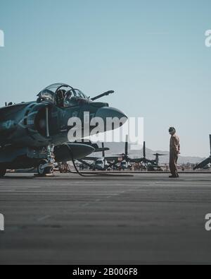 Un esperto di carburante alla rinfusa marino degli Stati Uniti con Marine Wing Support Squadron (MWSS-371), mentre un Harrier AV-8B, Marine Attack Squadron 214 (VMA-214), Marine Aircraft Group (MAG) 13, 3rd Marine Aircraft Wing, viene rifornito durante L'Allenamento integrato (ITX) presso il Marine Corps Air Ground Combat Center (MCAGCC), Twentynine Palms, Calif. 12 Febbraio 2020. ITX e l'Esercizio della forza consultiva sono eventi di livello secondario dell'Esercizio di formazione sul livello di servizio (LTE) e preparano i membri del servizio nazionale USA e partner per l'evento culminante dell'Esercizio di combattimento della forza di combattimento dell'aria marina. (STATI UNITI Foto Stock