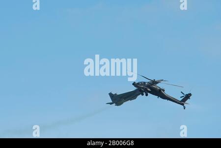 Una Repubblica di Singapore Air Force F-15SG si esibisce durante una dimostrazione aerea al Singapore Airshow 2020, nea The Changi Exhibition Centre, Repubblica di Singapore, 15 febbraio 2020. Il Singapore Airshow è la più grande fiera di difesa e fiera internazionale biennale nel Pacifico, e gli Stati Uniti hanno la più grande presenza internazionale al Singapore Airshow. (STATI UNITI Foto dell'aeronautica di 1st Lt. Scarlett Trujillo) Foto Stock