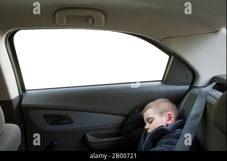 concetto automobilistico di dormire bambino con gli occhi chiusi all'interno dell'auto con finestra Foto Stock