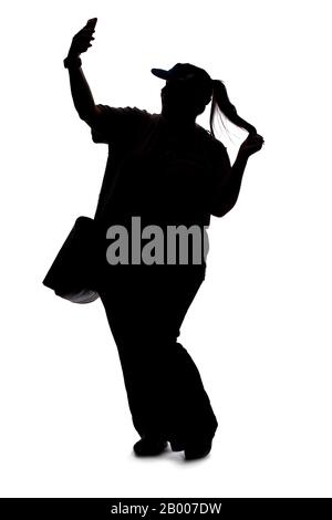 Silhouette di una donna curvata o più dimensione su uno sfondo bianco. Sta importando un selfie o un video in streaming online per i social media come influenzatore Foto Stock