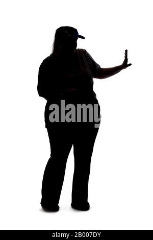 Silhouette di una donna curvata o più dimensione su uno sfondo bianco. È irriconoscibile tenendo le mani in su come un gesto di arresto Foto Stock