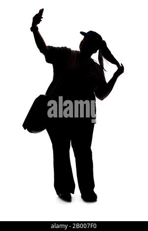 Silhouette di una donna curvata o più dimensione su uno sfondo bianco. Sta importando un selfie o un video in streaming online per i social media come influenzatore Foto Stock