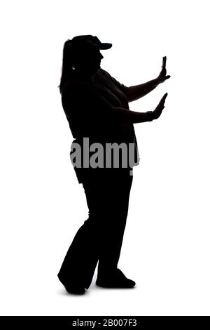 Silhouette di una donna curvata o più dimensione su uno sfondo bianco. È irriconoscibile tenendo le mani in su come un gesto di arresto Foto Stock