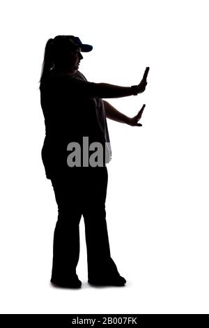 Silhouette di una donna curvata o più dimensione su uno sfondo bianco. È irriconoscibile tenendo le mani in su come un gesto di arresto Foto Stock