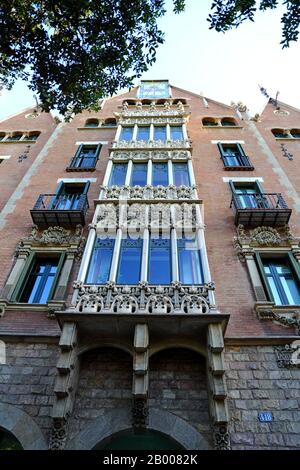 Casa Terrades o Casa de les Punxes, costruita dall'architetto Josep Puig i Cadafalch. Foto Stock