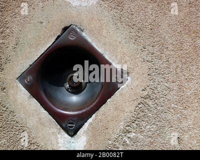 Un primo piano di un'antica campana di porta sotto forma di una manopola di trazione Foto Stock