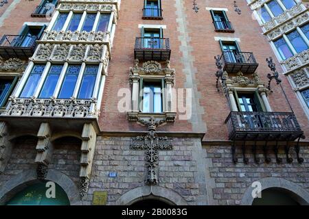 Casa Terrades o Casa de les Punxes, costruita dall'architetto Josep Puig i Cadafalch. Foto Stock