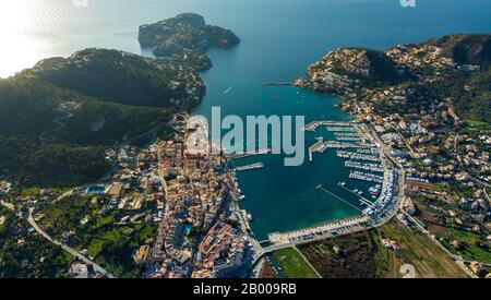 Veduta aerea, Port d'Andratx, Porto di Andratx, nel pittoresco paesaggio collinare, Andratx, Europa, Isole Baleari, Spagna, barche, sbarco, molo, b Foto Stock