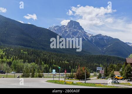 Canmore, Canada - 2 giugno 2019: Il Bighorn Motel con vista fantastica sulla Trans Canada Highway con le montagne sullo sfondo Foto Stock