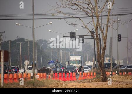 Chiangmai, Thailandia - 18 febbraio 2020: Fumo e Inquinamento Haze sulla strada statale Chiangmai. Foto Stock