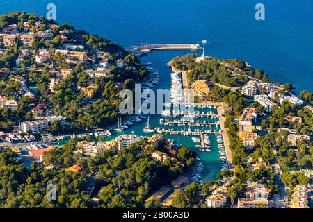 Veduta aerea, vista villaggio e porto di Santa Ponsa, Santa Ponsa, Calvià, Mallorca, Spagna, Europa, Isole Baleari, barche, stadio di atterraggio, gite in barca, j Foto Stock