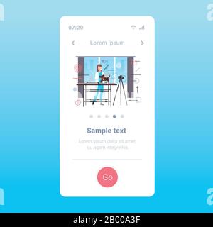 femmina veterinario blogger di controllo cane a clinica veterinaria donna registrazione video online con fotocamera su treppiede concetto blogging veterinario clinica mobile app copia spazio full length vettore illustrazione Illustrazione Vettoriale