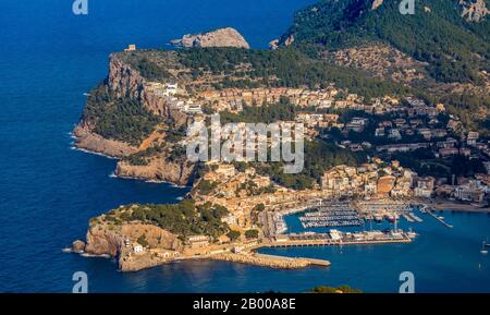 Veduta aerea, Port de Sóller, Porto di Sóller, complesso alberghiero di mare blu, Faro di Punta de Sa Creu, Sóller, Mallorca, Spai Foto Stock