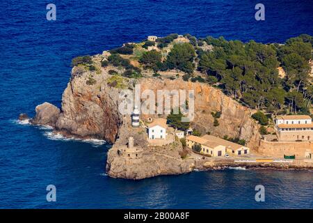 Foto aerea, Port de Sóller, Porto di Sóller, mare blu, Faro de Punta de Sa Creu, Sóller, Mallorca, Spagna, Europa, Bale Foto Stock