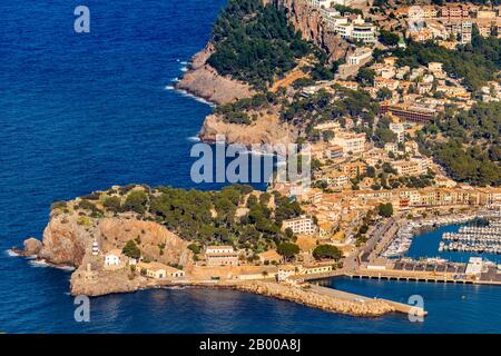 Veduta aerea, Port de Sóller, Porto di Sóller, complesso alberghiero di mare blu, Faro di Punta de Sa Creu, Sóller, Mallorca, Spai Foto Stock