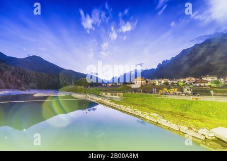 Lago di Auronzo di notte, Dolomiti italiane. Foto Stock