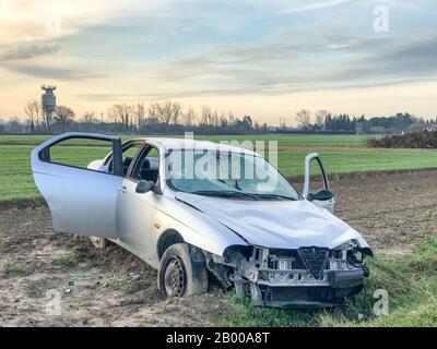 Incidente d'auto. Relitto sul lato strada. Foto Stock