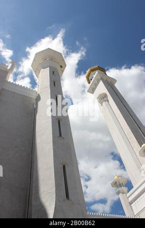 Minareti di marmo della Moschea di Omar Ali Saaifuddin Foto Stock