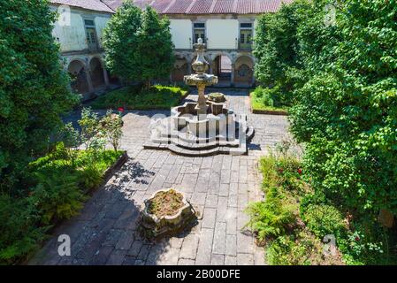 Monastero Di San Martino Di Tibaes, Chiostro E Fontana Del Cimitero, Braga, Minho, Portogallo Foto Stock