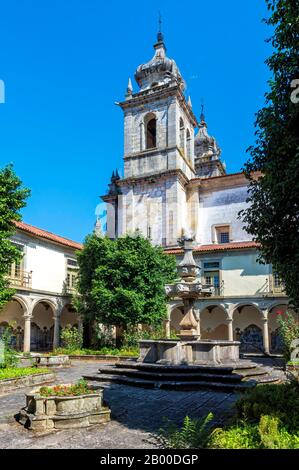 Monastero Di San Martino Di Tibaes, Chiostro E Fontana Del Cimitero, Braga, Minho, Portogallo Foto Stock