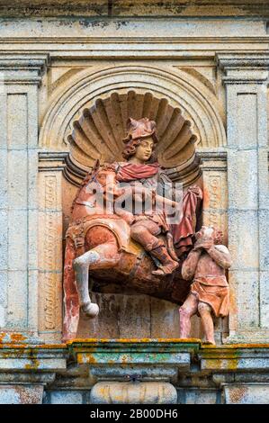 Monastero di San Martino di Tibaes, particolare della facciata con la statua di San Martino, Braga, Minho, Portogallo Foto Stock