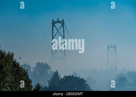 Lions Gate Bridge In The Fog, Vancouver, British Columbia, Canada Foto Stock