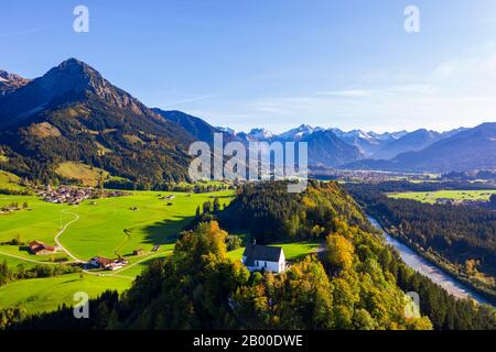 Chiesa del Castello San Michele in Schoellang, Rubihorn e Alpi Allgaeu, vicino Oberstdorf, registrazione drone, Oberallgaeu, Allgaeu, Swabia, Baviera, Germania Foto Stock