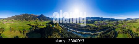 Panorama a 360 gradi, pesca nell'Allgaeu, Chiesa del Castello San Michele in Schoellang e Iller, Illertal, vicino Oberstdorf, foto drone Foto Stock