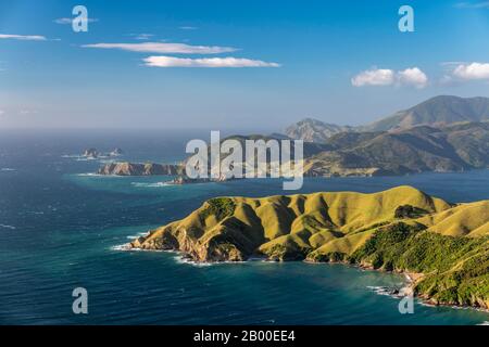 Vista sui prati e costa rocciosa in francese Pass, regione di Marlborough, Marlborough Sounds, Picton, Isola del Sud, Nuova Zelanda Foto Stock