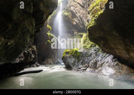 Stretta Gola Con Cascata, Wilson Creek, Haast Pass, West Coast, South Island, Nuova Zelanda Foto Stock